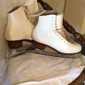 Ice skates, barely used
